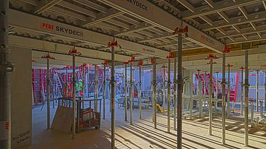 Foto von Trägern eine Ebene halten. 