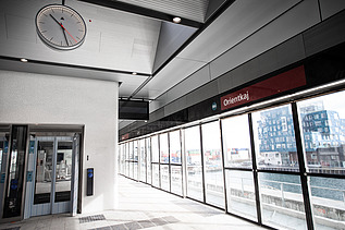 Foto von einem Gang in der Metrostation mit Sicht auf einen Fluss.                