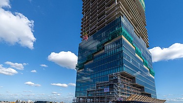 Luftaufnahme vom Richtfest mehrere Personen sind vor dem EDGE East Side versammelt.  