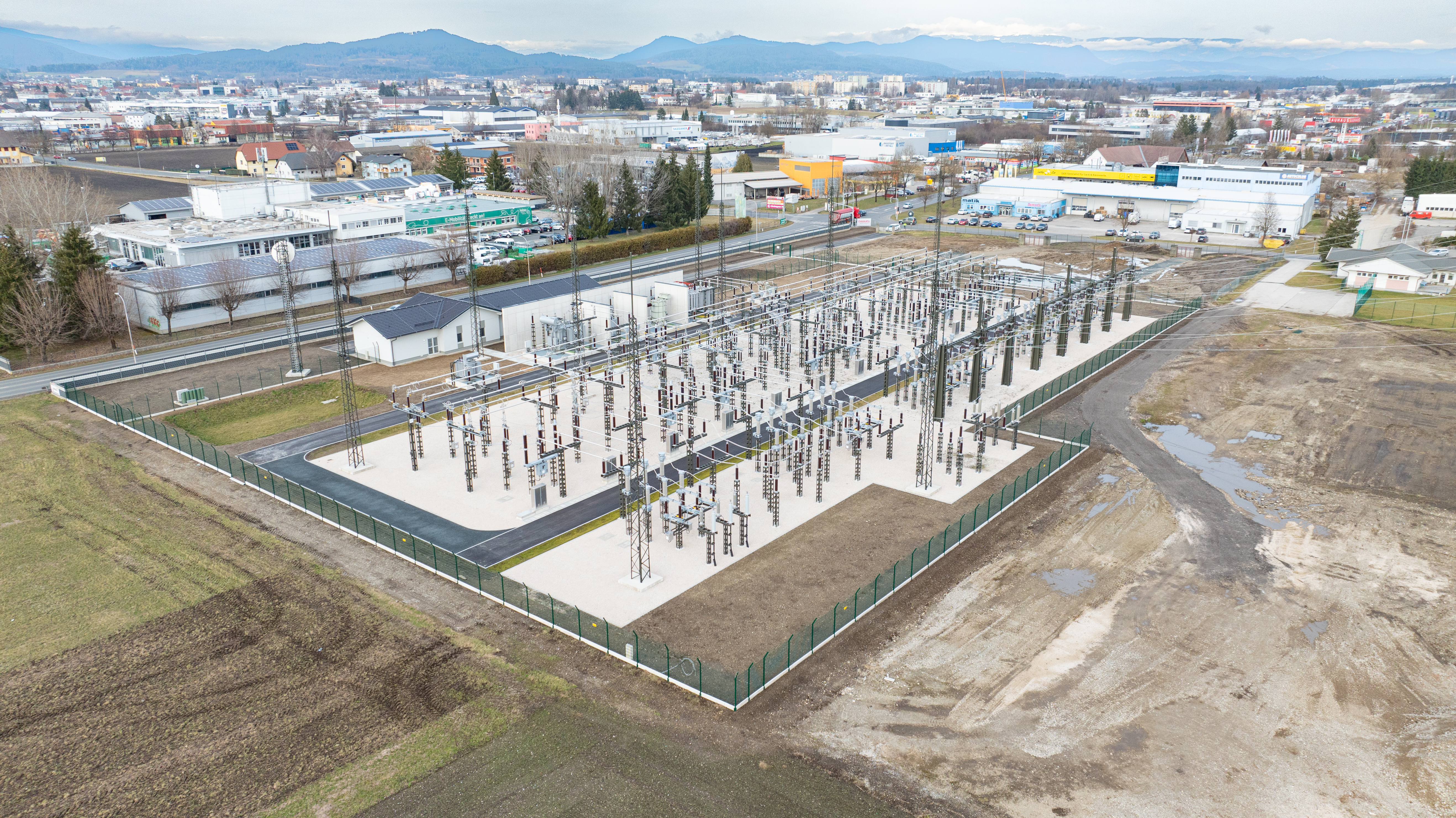 Luftaufnahme von einem Umspannwerk 