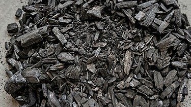 schwarze Kohlestücke