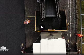 Das Bild zeigt ein Fernsehstandbild einer Baustelle von oben