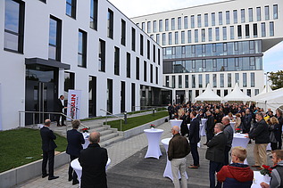 Foto von mehreren Personen bei der Einweihung des neuen Erweiterungsbaus der ZÜBLIN-Direktion in Karlsruhe.