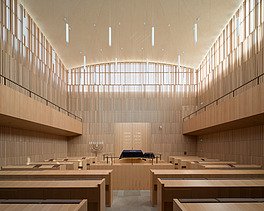 Foto von einer Synagoge von innen.  