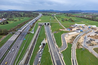 Luftaufnahme von einer Autobahn an der Große Wendlinger Kurve.