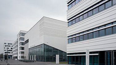 Foto von einem weißen Bürogebäude mit Blick von der Straße.      