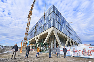 Foto von mehreren Personen vor der Richtkrone vom LAB 52 in München.