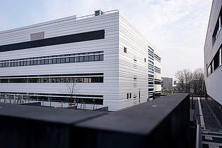 Foto von einem weißen Bürogebäude von der Seite.     