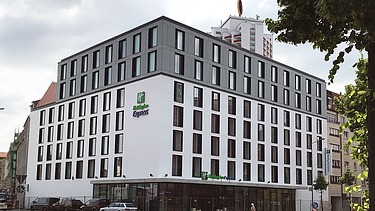 Foto vom Hotel HolidayInn Express, mit Blick von der Straße.   