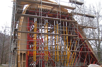  Foto von einem Bogen um den ein Gerüst gebaut ist.
