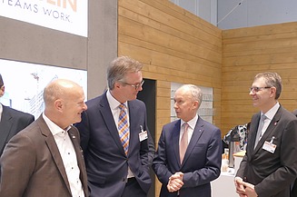 Foto von vier Männern im ZÜBLIN-Stand auf dem Deutschen Bautechniktag 2019 in Stuttgart. Sie lächeln. 
