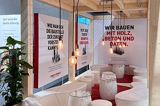 Foto von einem Messestand von STRABAG im Erdgeschoss.  