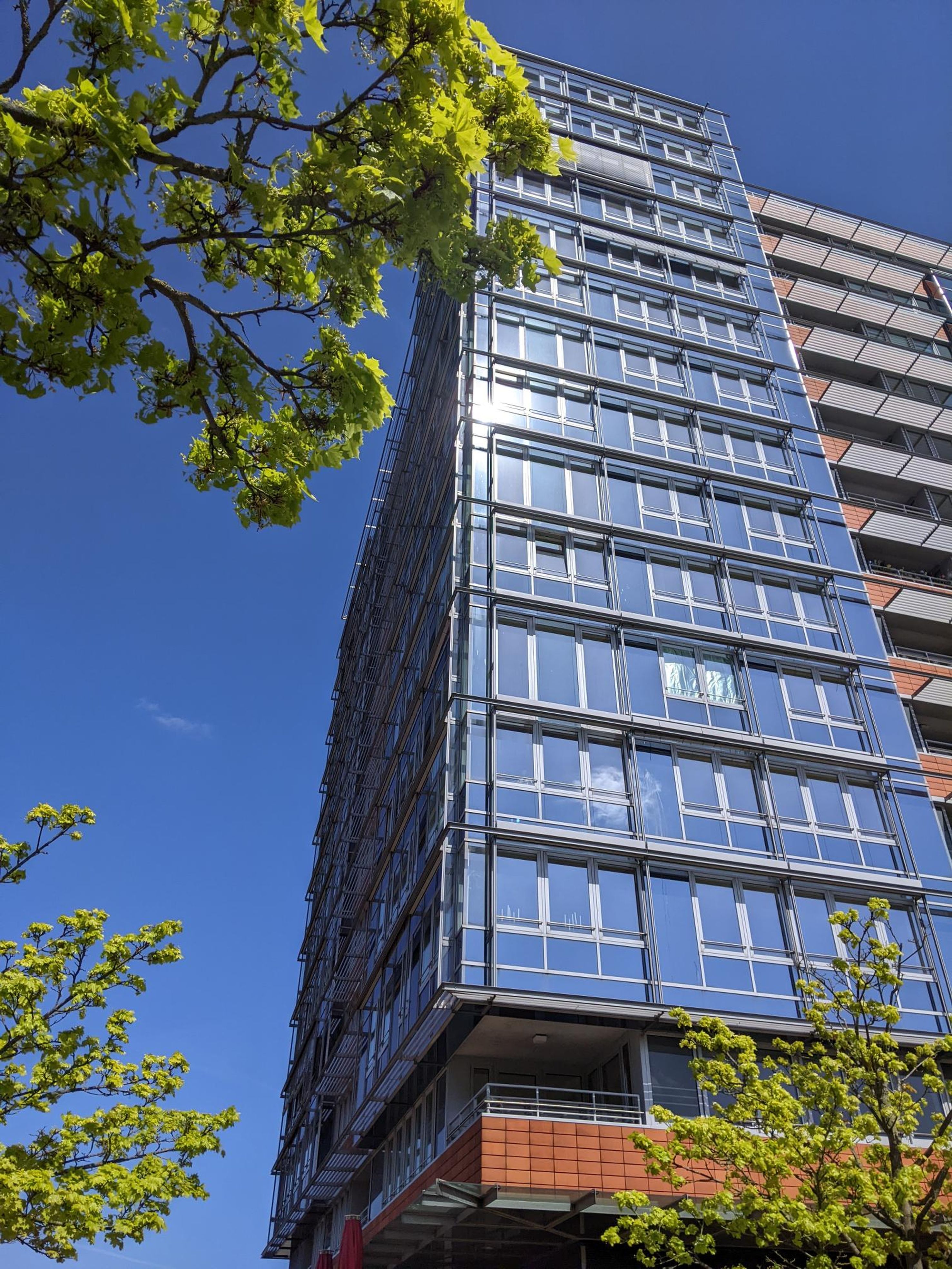 Foto aus der Froschperspektive zum Germaniahafen in Kiel. 