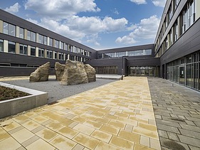 Foto von Innenhof des Bertolt-Brecht-Schulzentrum in Nürnberg.