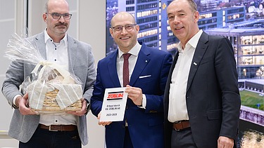 Drei Personen bei der Eröffnungsfeier des Landratsamts Esslingen