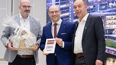 Drei Personen bei der Eröffnungsfeier des Landratsamts Esslingen