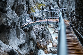 Nach rd. vier Wochen Bauzeit stellten das ZÜBLIN-/STRABAG-Team, Florian Dörfler und die DAV-Sektion Garmisch-Partenkirchen das neue Brückenbauwerk Mitte Mai 2020 fertig.