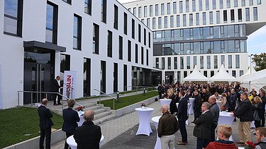 Foto von mehreren Personen bei der Einweihung des neuen Erweiterungsbaus der ZÜBLIN-Direktion in Karlsruhe.
