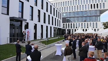 Foto von mehreren Personen bei der Einweihung des neuen Erweiterungsbaus der ZÜBLIN-Direktion in Karlsruhe.