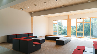 Innenansicht des Holzhybrid-Neubau Universität Witten/Herdecke.