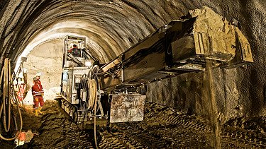 Foto von Tunnelarbeiten, eine Maschine transportiert Material nach draußen