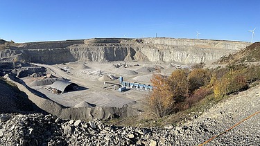 Foto eines Steinbruchs bei blauem Himmel