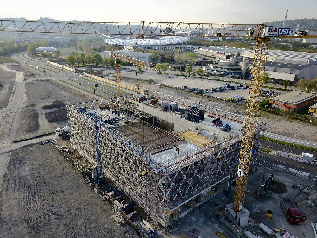 Foto einer Baustelle mit einem gelben Kran auf der rechten Seite