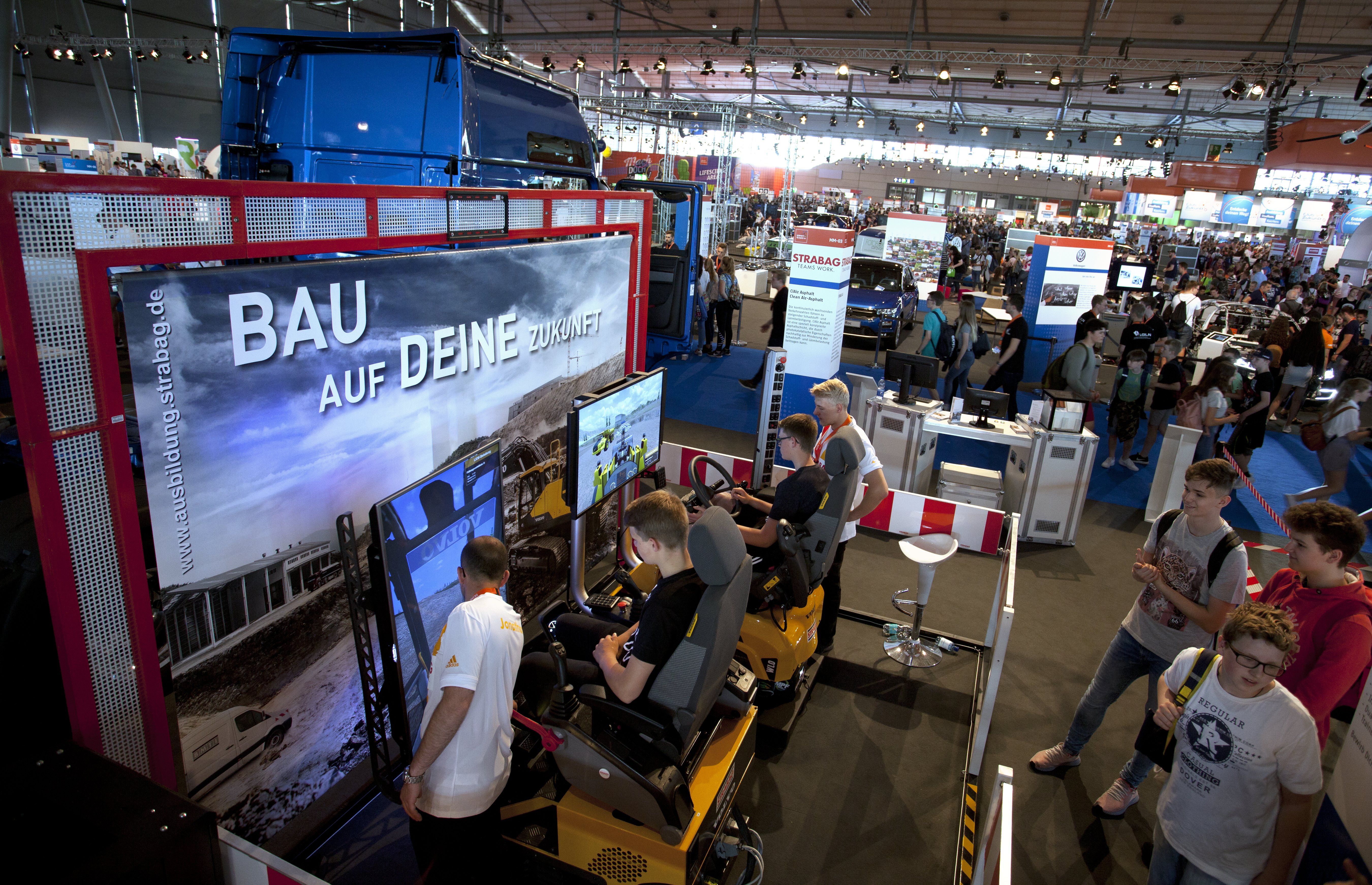 Foto von mehreren Personen vor einem Messestand