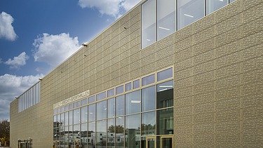 Foto vom Bertolt-Brecht-Schulzentrum in Nürnberg von außen. 