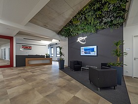 Foto vom Eingangsbereich eines Bürogebäudes. 