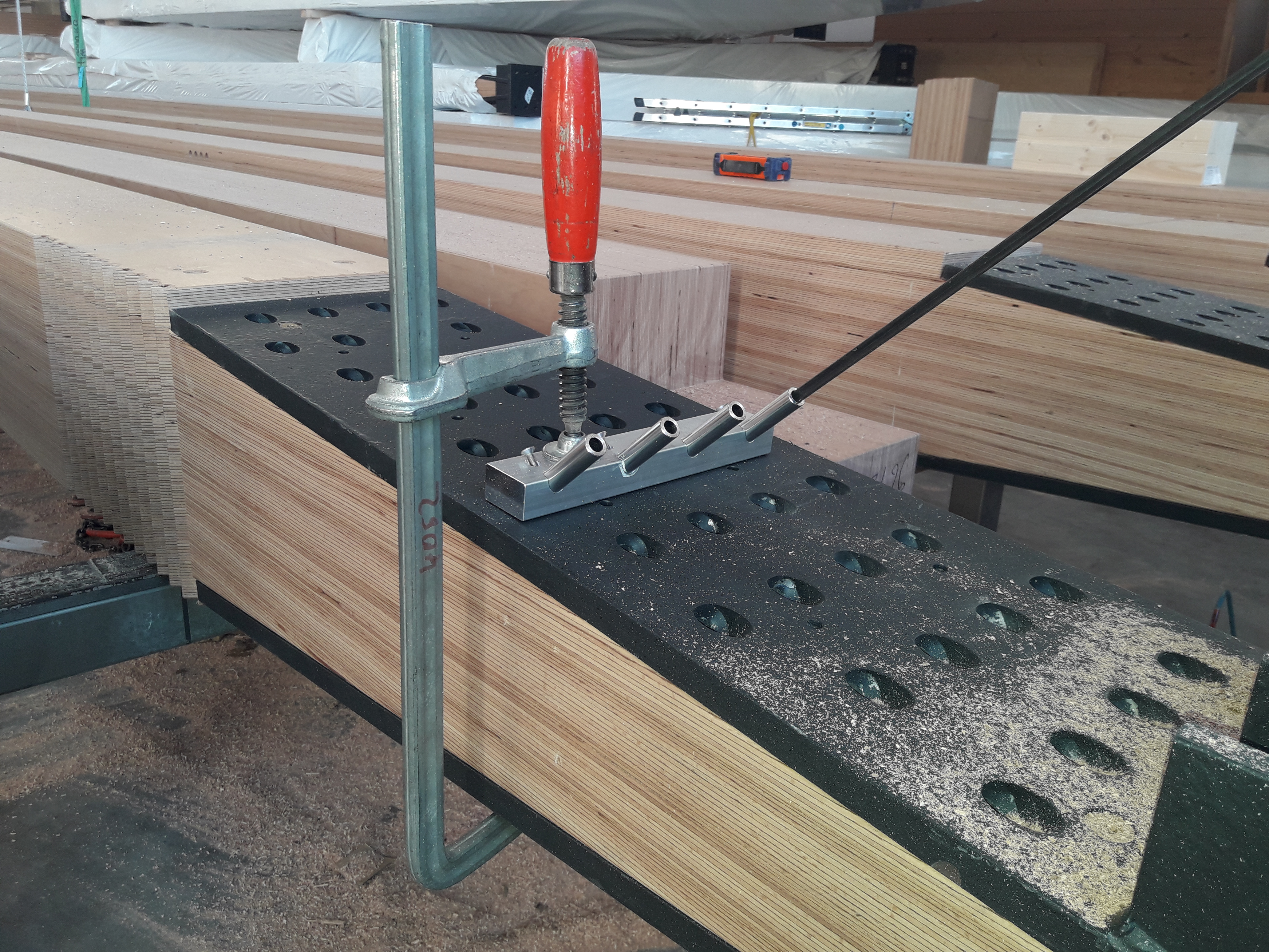 Foto von Holzplatten in einem Spanngerät.     