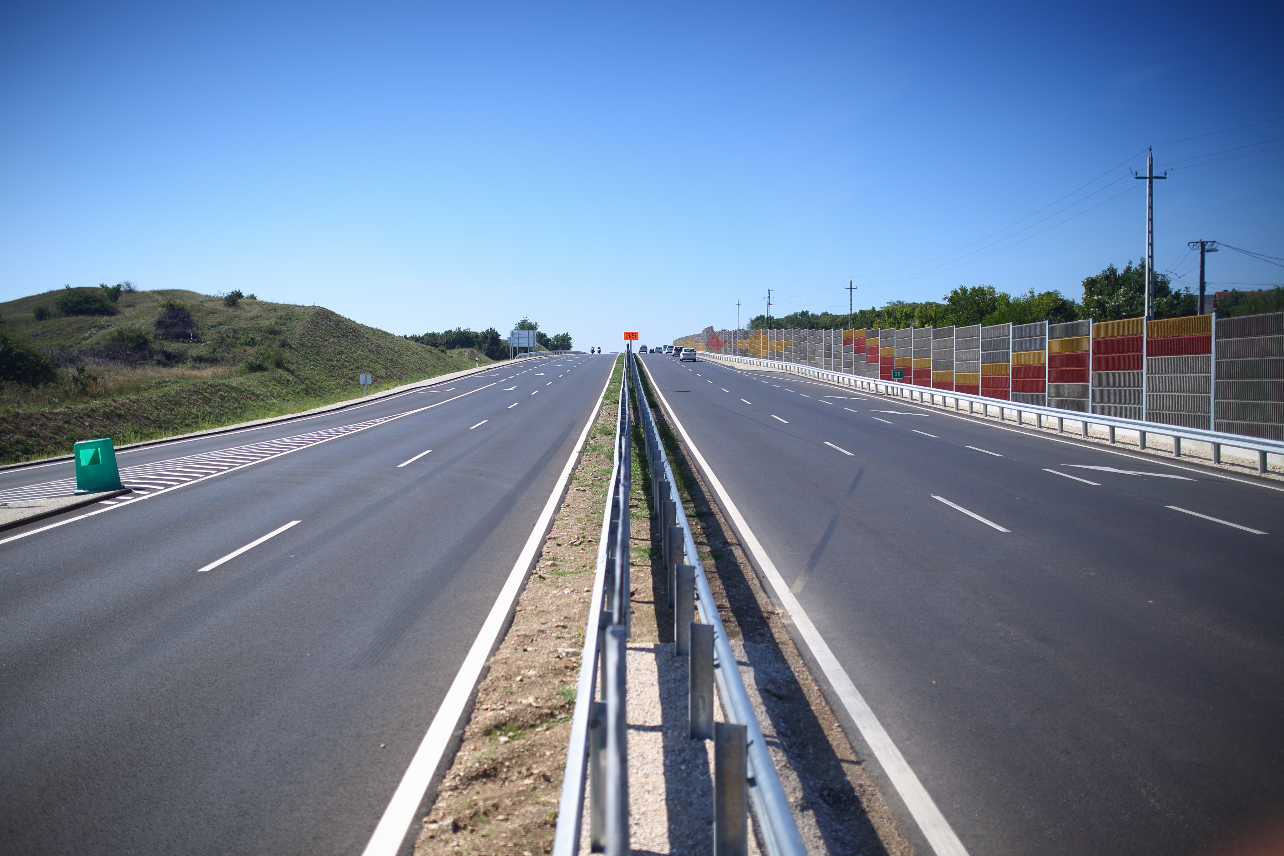 Visualisierung der baulich getrennten Fahrsteifen