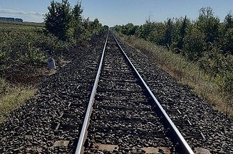 Foto von Bahngleisen bei blauen Himmel