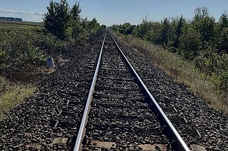 Foto von Bahngleisen bei blauen Himmel