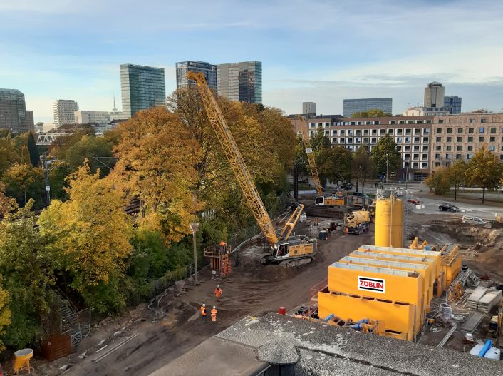 s: Luftaufnahme von einer Baustelle. 
