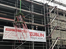 Foto von der Rede des traditionellen Richtspruchs.