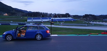 Foto von Vermessungsarbeiten am Red Bull Ring, am Straßenrand steht ein blauer PKW