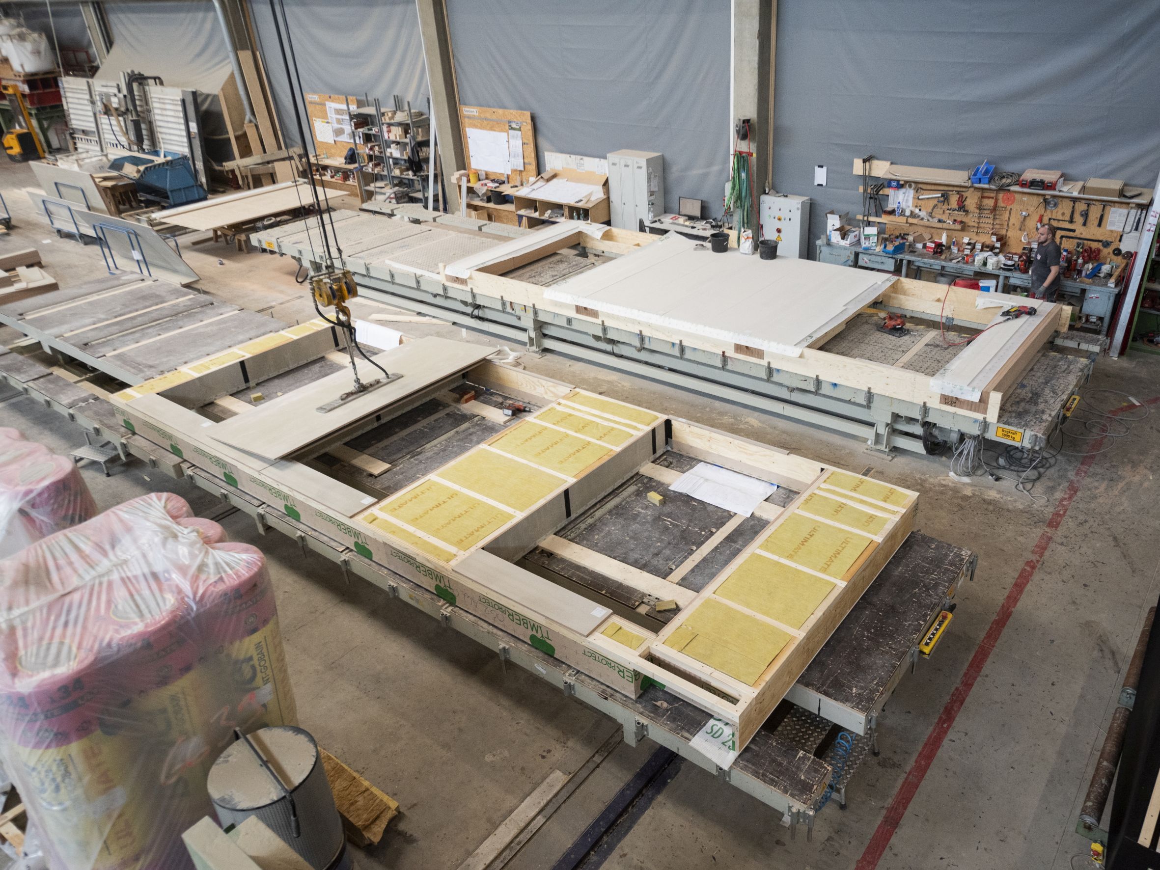 Foto aus der Vogelperspektive von der Vorfertigung der Holzbauelemente für CARL im Werk von ZÜBLIN Timber in Aichach.