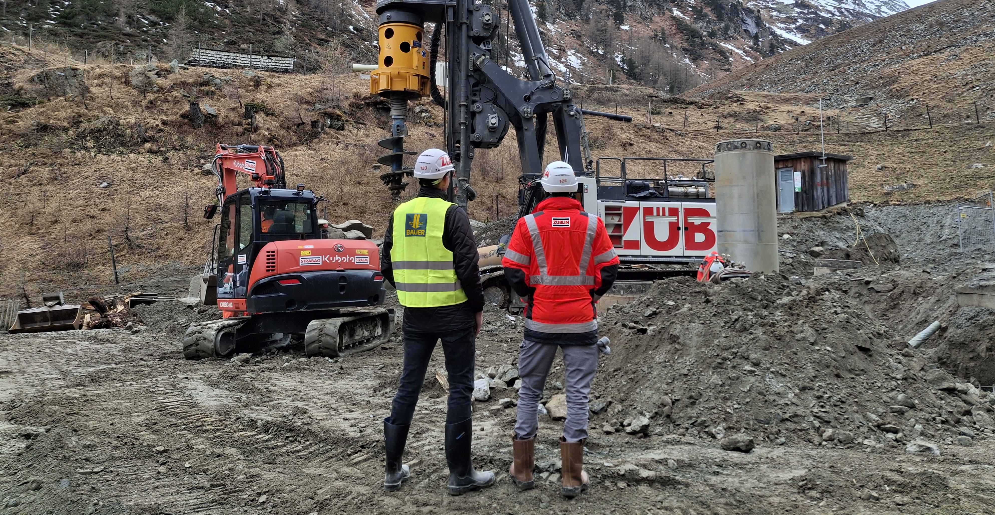 Zwei Personen schauen auf eine Baustelle