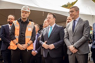 Spatenstich; (v.l.n.r.) Filip Nanevski (STRABAG), Aleksandar Nikoloski (Verkehrsminister der Republik Nordmazedonien), Hristijan Mickoski (Ministerpräsident von Nordmazedonien)