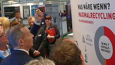 Foto von mehreren Personen vor einer Tafel mit einem Diagramm