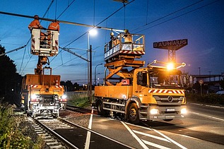 Foto von zwei Fahrzeugen für die Anhebung von Oberleitung