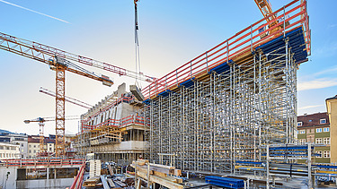 Foto von einem Rohbau, man sieht den auskragenden Hammerkopf mit Unterstellungsmaterial