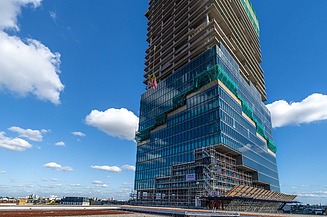 Luftaufnahme vom Richtfest mehrere Personen sind vor dem EDGE East Side versammelt.  