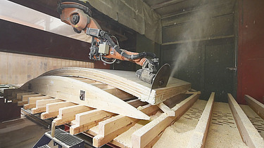 Foto vom sägen von Holz. 