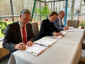 Foto bei der Vertragsunterzeichnung für das Klinik-Bauprojekt.