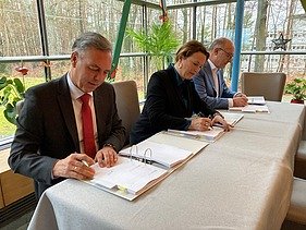 Foto bei der Vertragsunterzeichnung für das Klinik-Bauprojekt.