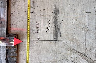 Beton Pfeiler mit einem Maßband