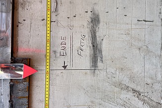 Beton Pfeiler mit einem Maßband