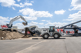 Foto von einem Radlader und Bagger auf der Baustelle